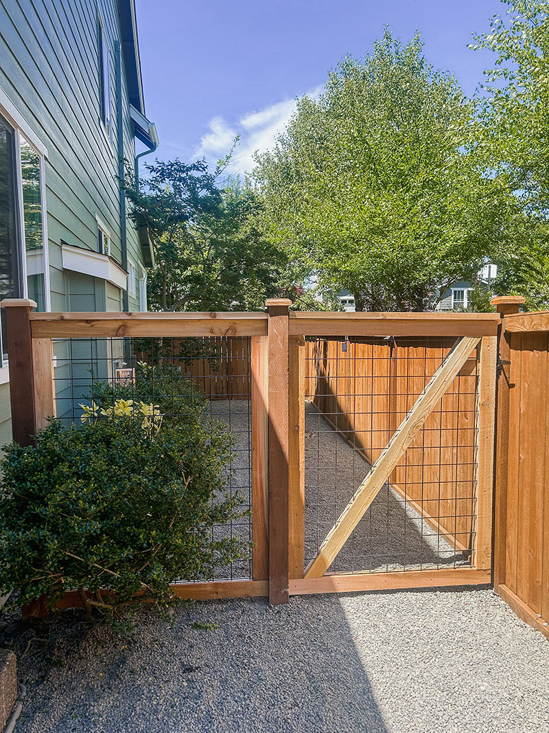 Gig Harbor Black Hog Wire Cedar Fence Installation - Hog Wire Fence Installation in Gig Harbor, Washington